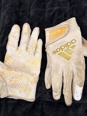 Gloves miscategorized